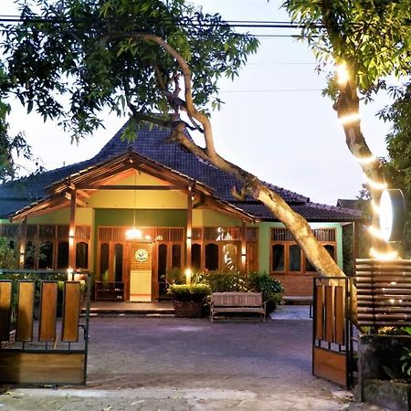 Sleepy Raccoon Hostel Prawirotaman Exterior photo